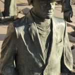Figur eines Mannes, der zur Hälfte eingegraben ist. Foto: Kornelia Kellner